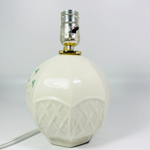 RARE !! Vintage Belleek Ireland Shamrock Table Lamp - Picture 3 of 6